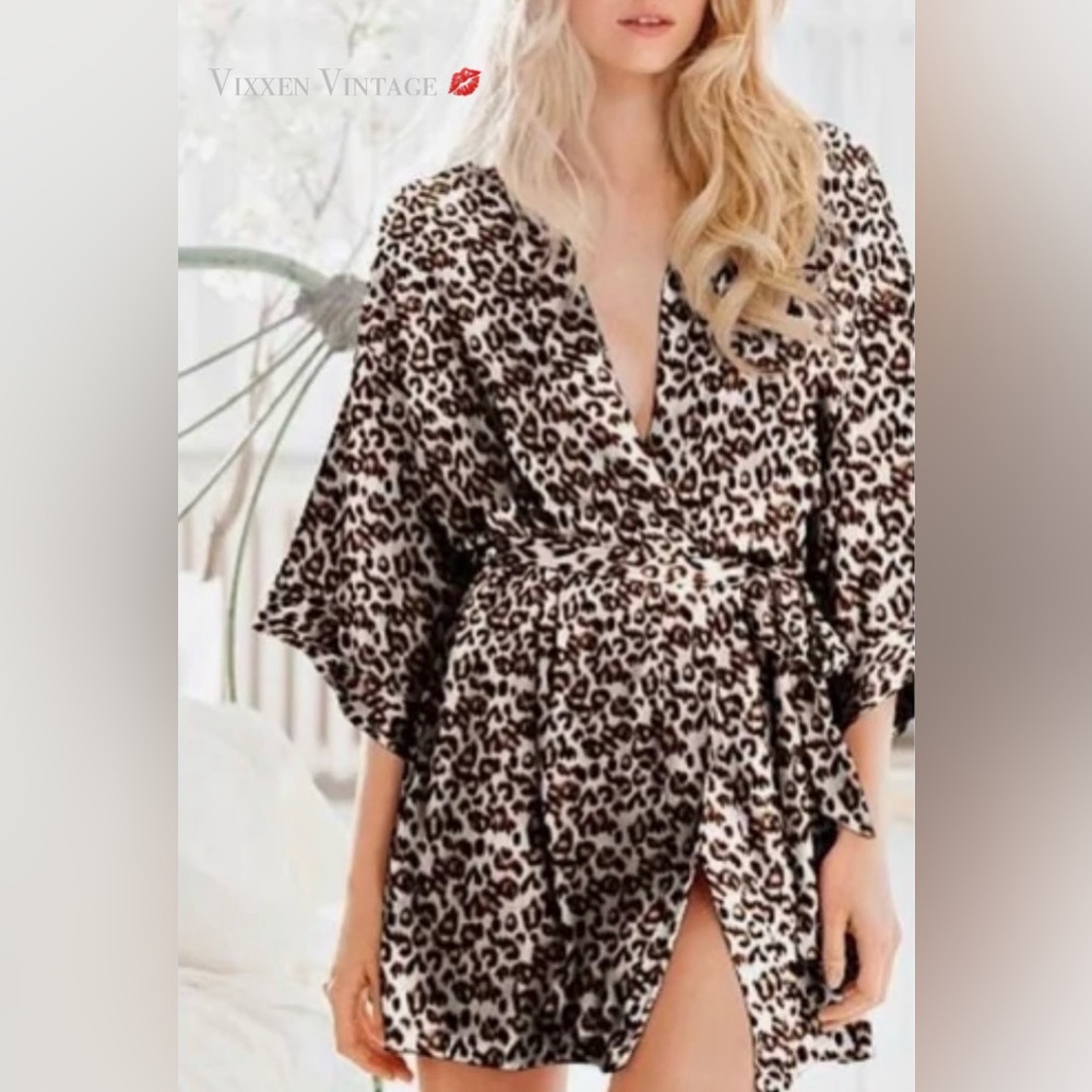 VICTORIA’S SECRET 2010 SHORT SATIN ROBE IN SNOW LEOPARD